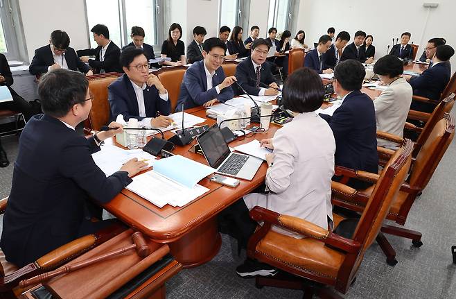 지난 7월 제2차 추가경정예산(추경)안의 증·감액을 심사하는 국회 예산결산특별위원회 조정소위원회 회의 모습 [연합]