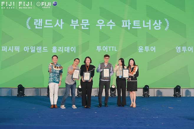 한국을 대표해 피지 관광기업과 상담을 했던 여행사 관계자들이 ‘랜드사 부문 우수 파트너상’을 받은 뒤 미소짓고 있다.[피지관광청·피지항공 아시안로드쇼 사진DB]