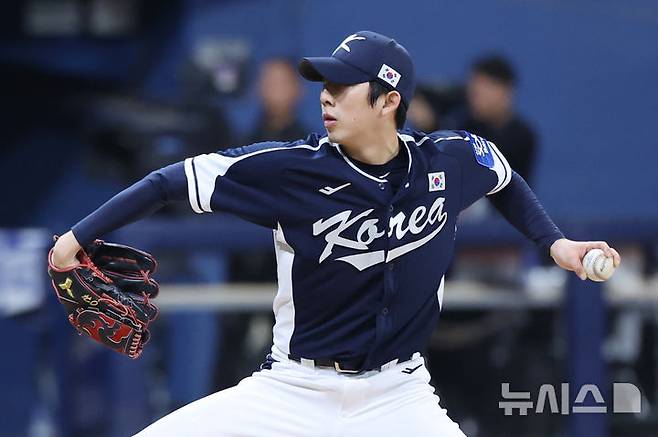 [서울=뉴시스] 조성우 기자 = 9일 오후 서울 구로구 고척스카이돔에서 열린 2025 K-베이스볼 시리즈 대한민국과 체코의 평가전 2차전 경기, 한국 선발투수 오원석이 역투하고 있다. 2025.11.09. xconfind@newsis.com
