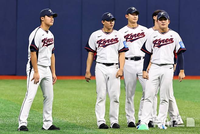[서울=뉴시스] 최진석 기자 = 야구 국가대표팀 정우주를 비롯한 투수조 선수들이 4일 서울 고척스카이돔에서 열린 훈련에서 몸을 풀고 있다. 2025.11.04. myjs@newsis.com