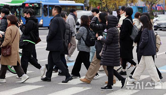 [서울=뉴시스] 이영환 기자 = 북쪽에서 찬 공기가 유입되면서 기온이 큰 폭으로 내려간 17일 오전 서울 종로구 광화문 네거리에서 두꺼운 옷을 입은 시민들이 출근길 발걸음을 재촉하고 있다. 2025.11.17. 20hwan@newsis.com