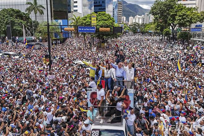 [카라카스=AP/뉴시스] 지난해 7월 30일(현지 시간) 베네수엘라 카라카스에서 니콜라스 마두로 대통령의 3선 대선 결과에 반대하는 시위가 열린 가운데 베네수엘라 야당 지도자 마리아 코리나 마차도와 야권 대선 후보였던 에드문도 곤살레스가 트럭 위에 올라 지지자들에게 인사하고 있다. 2025.11.17.