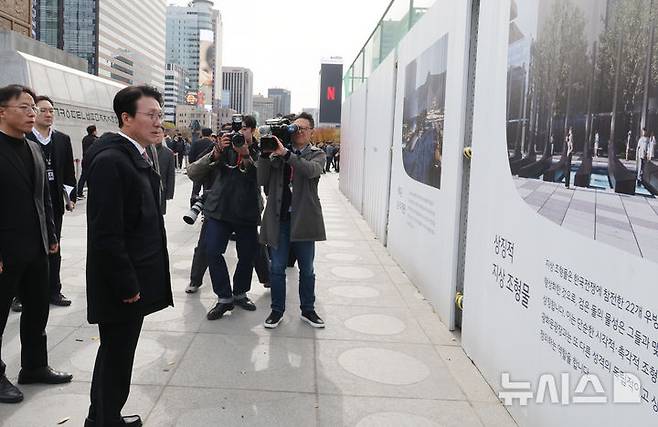 [서울=뉴시스] 김명원 기자 = 김민석 국무총리가 17일 오전 서울 종로구 광화문 광장에 서울시에서 한국전쟁 참전국을 기리기 위해 조성하는 '감사의 정원' 공사현장 주변을 둘러보고 있다. 2025.11.17. kmx1105@newsis.com