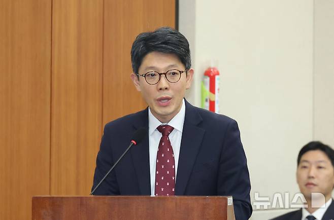 [서울=뉴시스] 고승민 기자 = 김병민 서울시 정무부시장이 20일 서울 여의도 국회에서 열린 과학기술정보방송통신위원회의 방송미디어통신위원회 관련(YTN,TBS,연합뉴스TV) 국정감사에서 의원 질의에 답하고 있다. 2025.10.20. kkssmm99@newsis.com