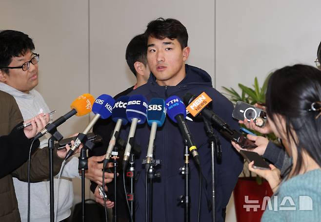 [서울=뉴시스] 배훈식 기자 = 야구 국가대표팀 안현민이 17일 오후 일본에서 열린 2025 네이버 K-베이스볼 시리즈를 마치고 김포국제공항을 통해 귀국하며 취재진과 인터뷰하고 있다. 2025.11.17. dahora83@newsis.com