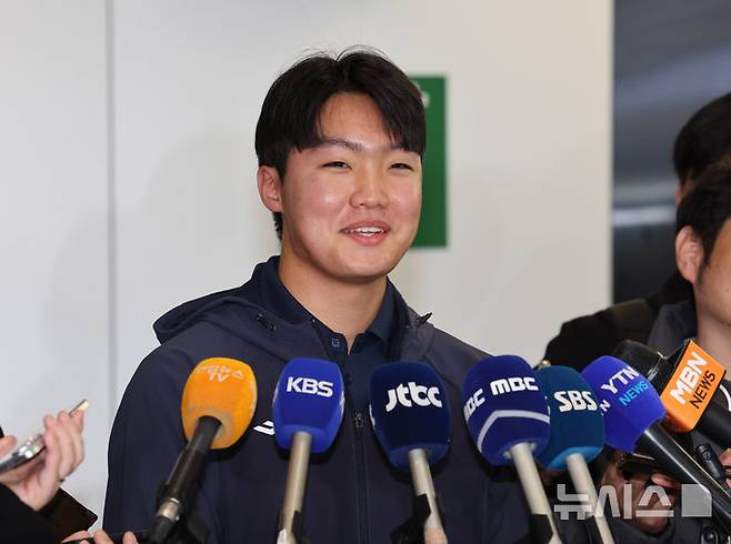 [서울=뉴시스] 배훈식 기자 = 야구 국가대표팀 정우주가 17일 오후 일본에서 열린 2025 네이버 K-베이스볼 시리즈를 마치고 김포국제공항을 통해 귀국하며 취재진과 인터뷰하고 있다. 2025.11.17. dahora83@newsis.com