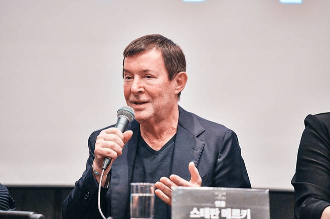 [서울=뉴시스] 17일 서울 중구 더 플라자 호텔에서 열린 '트리스탄과 이졸데' 기자간담회에서 작품 연출을 맡은 스테판 메르키가 발언하고 있다. (사진=국립오페라단 제공) 2025.11.17. photo@newsis.com *재판매 및 DB 금지