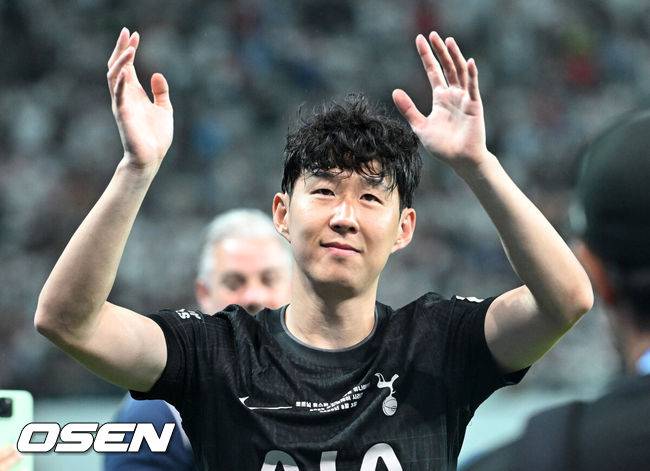 [OSEN=서울월드컵경기장, 이대선 기자] 3일 오후 서울월드컵경기장에서 쿠팡플레이 시리즈 2025&nbsp;2경기, 토트넘 홋스퍼 FC와 뉴캐슬 유나이티드 FC의 프리시즌 친선경기가 열렸다.토트넘 손흥민의 고별전이자 양민혁과 뉴캐슬 박승수의 맞대결로 주목받는 이번 경기는 단순한 프리시즌 친선경기가 아닌, 전설의 마지막, 신예의 등장 교차점이라는 특별한 의미가 더해진다.경기 종료 후 토트넘 홋스퍼 손흥민이 관중석을 향해 인사를 하고 있다. 2025.08.03 /sunday@osen.co.kr
