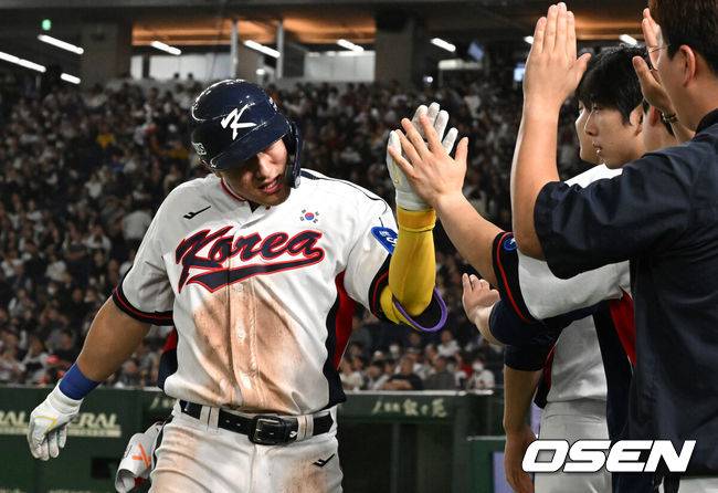 [OSEN=도쿄(일본), 조은정 기자] 16일 오후 일본 도쿄돔에서  ‘2025 NAVER K-BASEBALL SERIES’ 대한민국과 일본의 2차전 경기가 열렸다.한국은 정우주, 일본은 카네마루 유메토를 선발투수로 내세웠다.8회말 1사에서 대한민국 안현민이 좌중월 솔로 홈런을 치고 더그아웃에서 하이파이브를 하고 있다. 2025.11.16 /cej@osen.co.kr