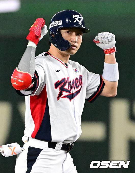 [OSEN=도쿄(일본), 조은정 기자] 16일 오후 일본 도쿄돔에서  ‘2025 NAVER K-BASEBALL SERIES’ 대한민국과 일본의 2차전 경기가 열렸다.한국은 정우주, 일본은 카네마루 유메토를 선발투수로 내세웠다.3회말 무사 1루에서 대한민국 박해민이 좌전 2루타를 치고 환호하고 있다. 2025.11.16 /cej@osen.co.kr
