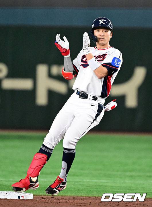 [OSEN=도쿄(일본), 조은정 기자] 16일 오후 일본 도쿄돔에서  ‘2025 NAVER K-BASEBALL SERIES’ 대한민국과 일본의 2차전 경기가 열렸다.한국은 정우주, 일본은 카네마루 유메토를 선발투수로 내세웠다.3회말 무사 1루에서 대한민국 박해민이 좌전 2루타를 치고 환호하고 있다. 2025.11.16 /cej@osen.co.kr