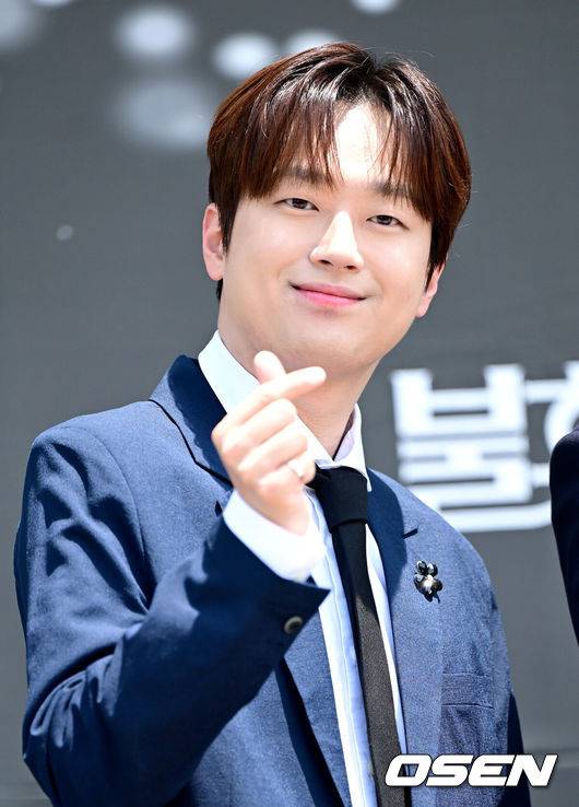 [OSEN=인천, 최규한 기자] 23일 인천 남동체육관에서 KBS 2TV '불후의 명곡' 2025 상반기 왕중왕전 레드카펫이 진행됐다.이번 왕중왕전에는 조째즈, 라포엠, 신승태&최수호, 손태진&전유진, 정준일, 알리, 소향, 허용별, 이승기&이홍기, 최정원&손승연 등이 참가한다.가수 이찬원이 포토타임을 하고 있다. 2025.06.23 / dreamer@osen.co.kr