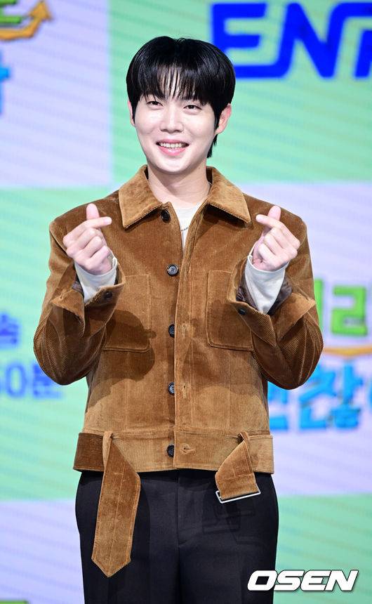 [OSEN=최규한 기자] 16일 오전 서울 상암동 쇼킹케이팝센터에서 ENA 신규 예능 ‘길치라도 괜찮아’ 제작발표회가 열렸다.예능 ‘길치라도 괜찮아’(연출 공대한)는 갈팡질팡 길치 연예인들이 크리에이터가 맞춤 설계한 여행에 도전하는 예능 프로그램이다. 가수 손태진이 포토타임을 하고 있다. 2025.10.16 / dreamer@osen.co.kr