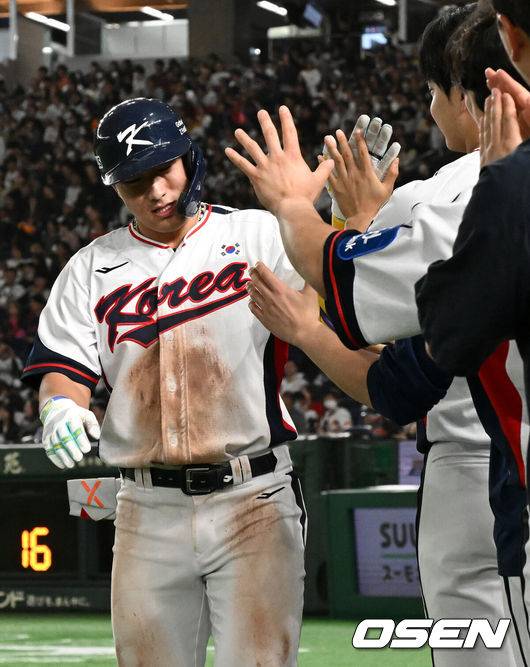 [OSEN=도쿄(일본), 조은정 기자] 16일 오후 일본 도쿄돔에서  ‘2025 NAVER K-BASEBALL SERIES’ 대한민국과 일본의 2차전 경기가 열렸다.한국은 정우주, 일본은 카네마루 유메토를 선발투수로 내세웠다.8회말 1사에서 대한민국 안현민이 좌중월 솔로 홈런을 치고 더그아웃에서 하이파이브를 하고 있다. 2025.11.16 /cej@osen.co.kr