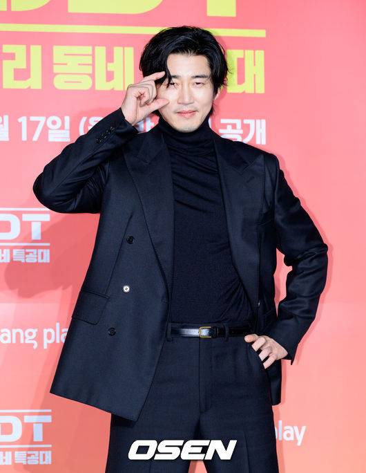 [OSEN=이대선 기자] 17일 오후 서울 광진구 풀만 앰버서더 서울 이스트폴에서 쿠팡플레이 X 지니 TV 오리지널 시리즈 'UDT: 우리 동네 특공대' 제작발표회가 열렸다.‘UDT: 우리 동네 특공대’는 나라를 지키기 위해서도 아니요, 지구평화엔 더더욱 관심 없는 오직 내 가족과 우리 동네를 위해 뭉친 예비역 특공대의 유쾌하고 짜릿한 이야기다.배우 윤계상이 포토타임을 가지고 있다. 2025.11.17 /sunday@osen.co.kr