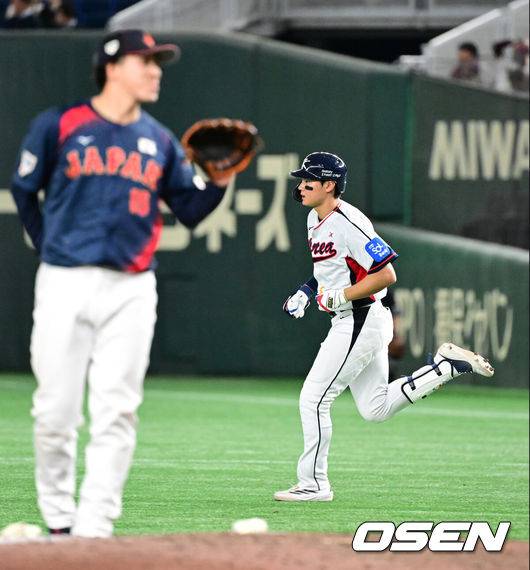 [OSEN=도쿄(일본), 조은정 기자] 대한민국 야구 대표팀이 극적인 무승부를 거두며 한일전 연패를 10연패에서 막았다.&nbsp;한국은 16일 일본 도쿄도 도쿄돔에서 열린 ‘2025 NAVER K-BASEBALL SERIES’ 일본과의 2차전에서 7-7 무승부를 거뒀다. 2연전 시리즈 1무 1패를 기록한&nbsp;한국은 2015년 프리미어12 준결승전 4-3 승리 이후 성인 대표팀 기준(아시안게임 제외) 한일전에서 10연패를 기록했지만 처음으로 무승부를 만드는데 성공했다.9회말 2사에서 대한민국 김주원이 우중월 솔로 홈런을 치고 그라운드를 돌고 있다. 2025.11.16 /cej@osen.co.kr