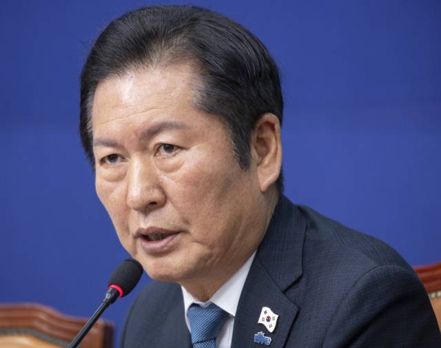 ▲더불어민주당 정청래 대표가 17일 국회에서 열린 최고위원회의에서 전 당원 투표제 도입과 관련해 발언을 하고 있다. ⓒ연합뉴스