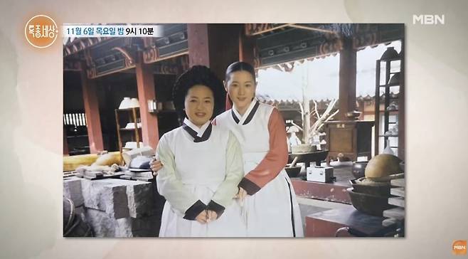 드라마 ‘대장금’ 촬영장에서 함께한 배우 이영애(오른쪽)와 김희라. 유튜브 채널 ‘MBN Entertainment’ 캡처