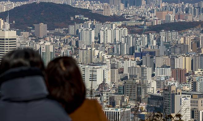 정부가 9·7 공급대책에 이어 서울 전역 토지거래허가구역 지정 등 강력한 규제책이 담긴 10·15 주택시장 안정화 대책을 발표한 이후에도 지난달 서울 집값 오름폭이 2배 이상 뛴 것으로 나타났다. 17일 서울 남산에서 바라본 도심에 아파트가 군데군데 빼곡하다. 뉴시스