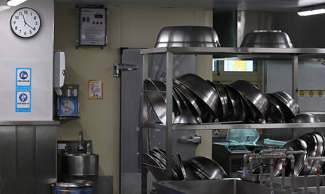 지난 2024년 전국학교비정규직연대회의 총파업으로 급식이 중단된 울산 한 초등학교 급식실 조리 공간이 정돈돼 있다. 연합뉴스