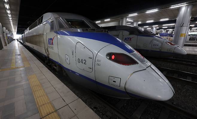 서울역에서 승객을 기다리는 KTX 열차. 뉴시스
