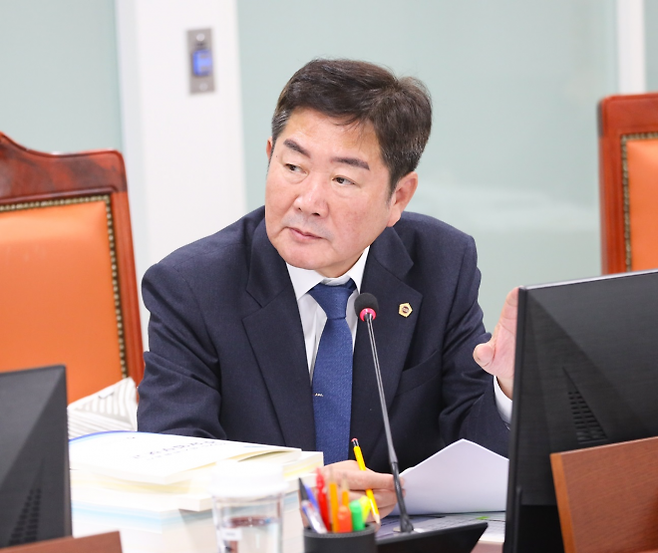 조용호 의원이 14일 경기관광공사, 한국도자재단을 대상으로 한 2025년 행정사무감사에서 피감기관을 상대로 질의하고 있다.(사진=경기도의회)