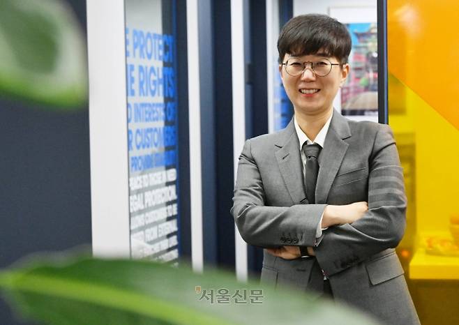 이지훈 변호사가 16일 서울 구로구 신도림동에 위치한 자신의 사무실에서 인터뷰 전 포즈를 취하고 있다. 이 변호사는 “이혼을 해도 사회적으로 영향력 있는 사람으로 살 수 있다는 걸 보여 주고 싶은 마음에 내 이혼 사실도 공개했다. 이혼은 결핍이 아니다”라고 강조했다.  안주영 전문기자