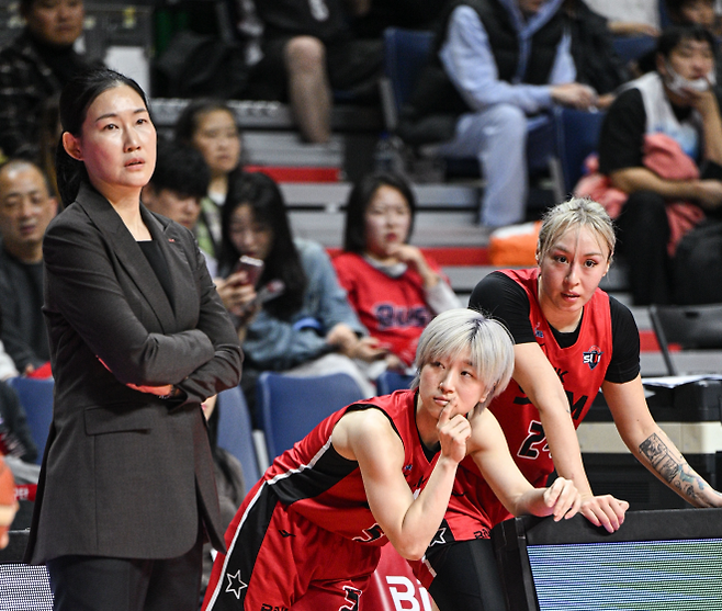 박정은(왼쪽) 부산 BNK 감독이 16일 부산 사직체육관에서 열린 2025~26 여자프로농구 정규시즌 개막전 인천 신한은행과의 홈경기에서 선수들을 바라보고 있다. 박 감독 옆은 (왼쪽부터) 안혜지와 김소니아. WKBL 제공