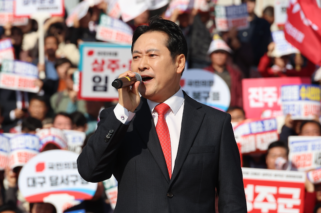 국민의힘 장동혁 대표가 지난 12일 국회본청 앞에서 발언하고 있다. 연합뉴스