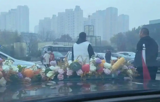 담배를 내 놓으라며 웨딩카를 막아선 남성들. 지우파이신문