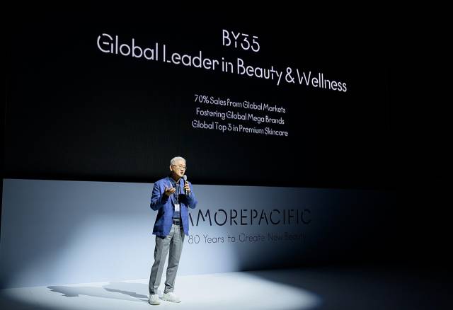 서경배 아모레퍼시픽 그룹 회장이 올 9월 80주년 창립기념식에서 중장기 비전을 선포하고 있다. 사진 제공=아모레퍼시픽 그룹