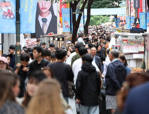관광객으로 가득 찬 명동 거리. 연합뉴스