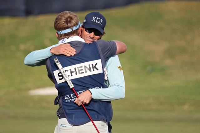 PGA 투어 버터필드 버뮤다 챔피언십 우승자 애덤 솅크(오른쪽)가 우승 확정 후 캐디와 기쁨을 나누고 있다. AFP연합뉴스
