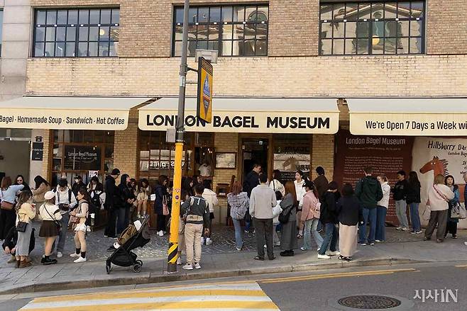 런던베이글뮤지엄 서울 안국점 앞에 손님들이 대기하고 있다. ⓒ시사IN 이명익