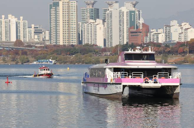 11월16일 서울 송파구 잠실선착장 부근 강바닥에 걸려 멈춘 한강버스 주변에서 관계자들이 사고수습을 하고 있다. ⓒ연합뉴스