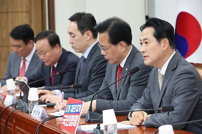 장동혁 국민의힘 대표(맨 오른쪽)가 11월13일 서울 여의도 국회에서 열린 최고위원회의에서 발언하고 있다. ⓒ연합뉴스
