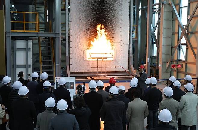 17일 홍성군 갈산면 일반산업단지 내 한국화학융합시험연구원(KTR) 화재안전산업 진흥시설 개소식을 열고 장비시연과 시설 시찰을 진행했다. ⓒ충남도 제공