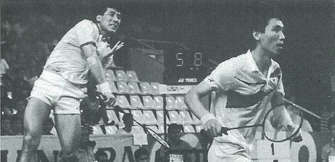 배드민턴국가대표팀 남자복식 서승재-김원호의 단일시즌 10승 달성을 놓고 BWF는 1988년 남자복식 조로는 최초로 단일시즌 10승을 기록한 리용보(앞)-톈빙이 못지 않다고 칭찬을 아끼지 않았다. 사진은 1989년 인도네시아 자카르타에서 열린 수디르만컵에 출전한 리용보-톈빙이. 사진출처│BWF 홈페이지