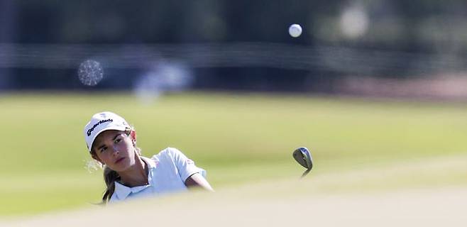 카이 트럼프가 14일 미국 플로리다주 벨에어에서 열린‘디안니카 드리븐 바이 게인브리지 앳 팰리컨’에 출전해 2라운드 7번홀에서 샷 하고 있다.  벨에어 | 로이터연합