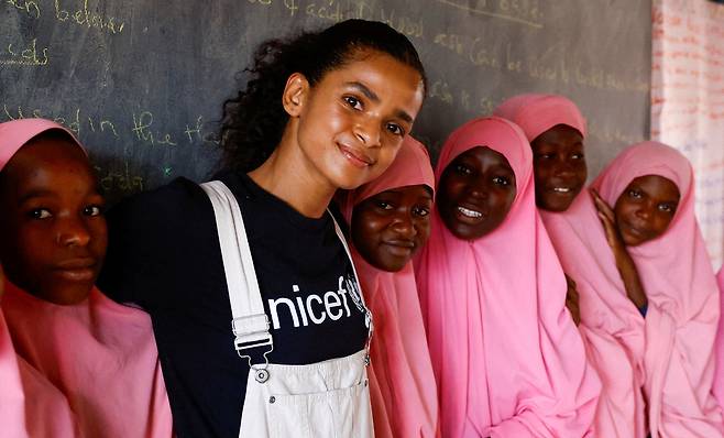 영국 소말리아계 복서이자 올림피언 람라 알리가 지난 9월 케냐 가리사주 다답 난민캠프를 방문해 소말리아 학생들과 함께 포즈를 취하고 있다. 로이터