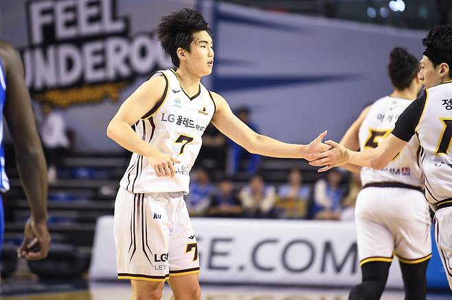 프로농구 창원 LG 최형찬이 16일 안양 정관장과의 경기 도중 팀 동료 정인덕과 하이파이브하고 있다. KBL 제공