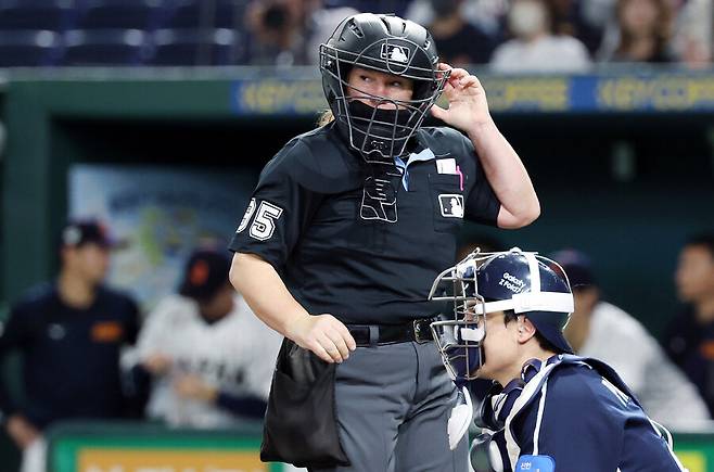 ▲ 한국-일본 평가전에 나선 젠 파월 심판 ⓒ연합뉴스