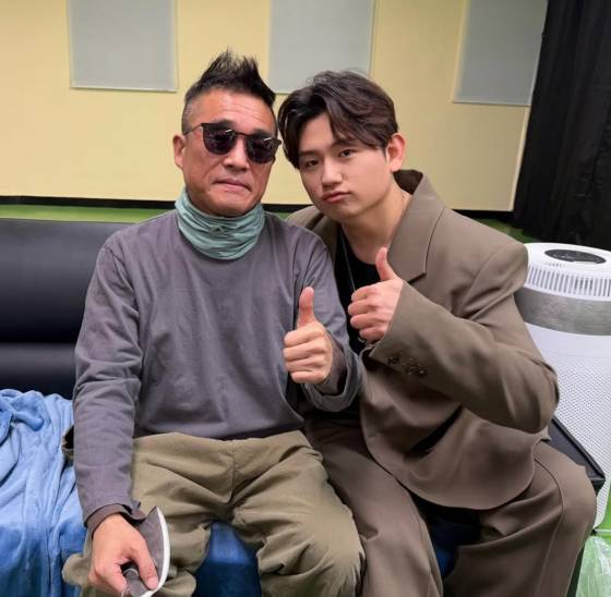 가수 김건모(왼쪽), 우디 /사진=우디 SNS