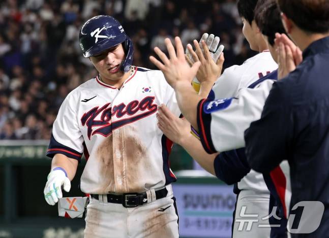 16일 오후 일본 도쿄돔에서 열린 월드베이스볼클래식(WBC) 대비 평가전 '2025 케이 베이스볼 시리즈(K-BASEBALL SERIES)' 일본과의 2차전 경기. 대한민국 안현민이 8회말 1사 주자없는 상황 솔로홈런을 치고 동료들과 하이파이브를 하고 있다.