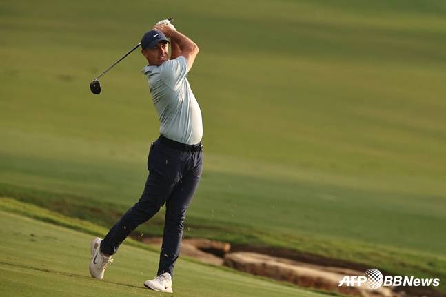 세컨드샷을 날리는 매킬로이. /AFPBBNews=뉴스1