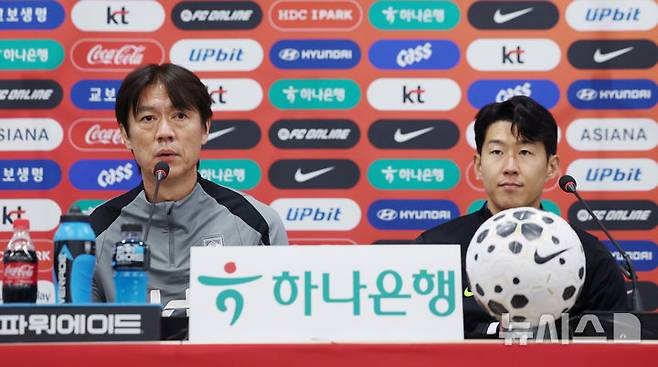 홍명보(왼쪽) 감독과 손흥민. /사진=뉴시스