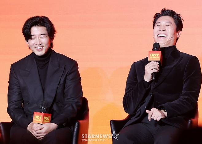 배우 윤계상, 진선규가 17일 서울 광진구 풀만 앰버서더 서울이스트폴에서 진행된 쿠팡플레이x지니TV 시리즈 'UDT: 우리 동네 특공대' 제작발표회에 참석해 질의응답을 하고 있다./2025.11.17 /사진=김휘선 hwijpg@