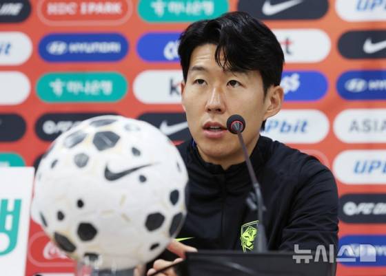 한국 축구대표팀 주장 손흥민이 17일 서울 마포구 서울월드컵경기장에서 열린 가나전 기자회견에서 취재진의 질문에 답하고 있다. /사진=뉴시스