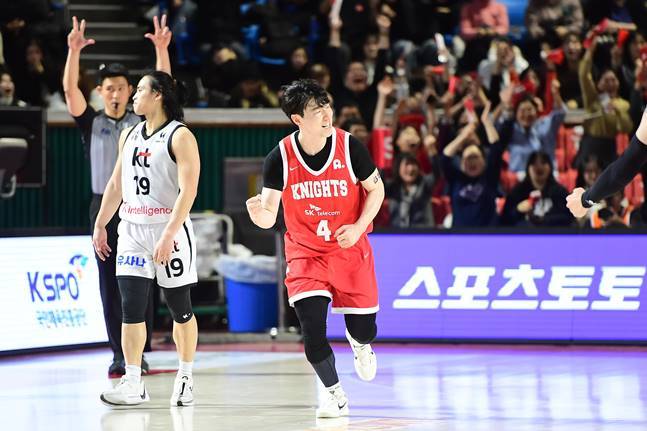 김낙현(가운데)이 득점 후 주먹을 불끈 쥐고 있다. /사진=KBL 제공