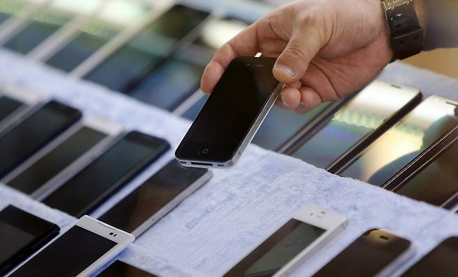 아이폰에서 갤럭시로 이동하겠단 의향을 내비친 응답자가 많았다.[사진 | 연합뉴스]